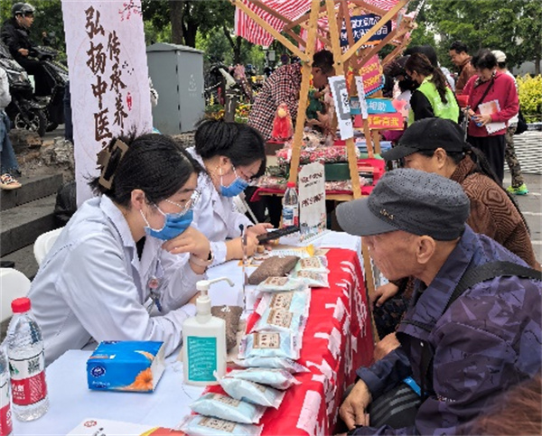 健康服务进社区 公益义诊暖人心
